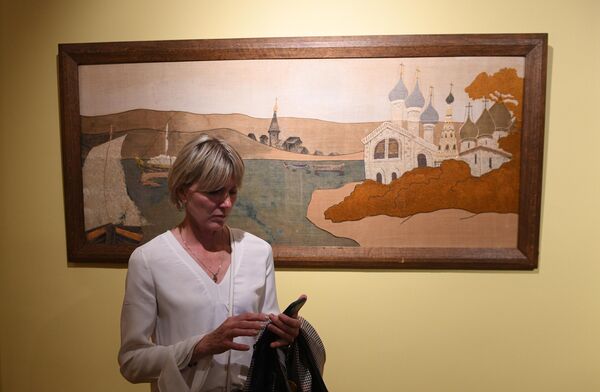 Посетительница на выставке Пальмы и розы Зинаиды Морозовой в музее-заповеднике Горки Ленинские