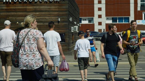 Люди на пешеходном переходе в Воронеже