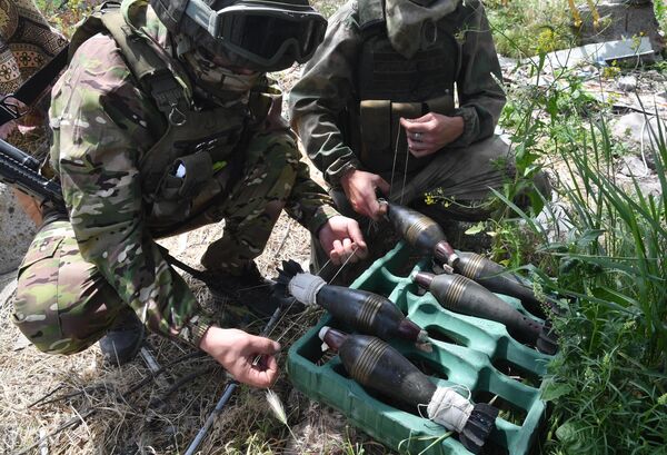 Военнослужащие ВС РФ готовят мины к стрельбе из миномета на Артемовском тактическом направлении