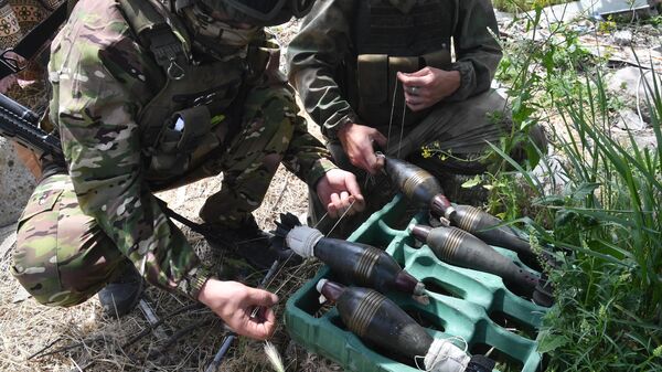 Военнослужащие ВС РФ готовят мины к стрельбе из миномета на Артемовском тактическом направлении