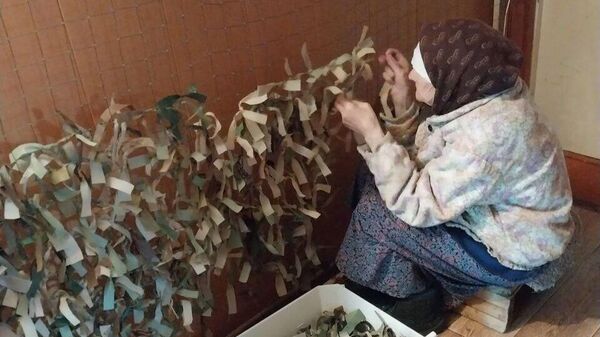 Ветеран Великой Отечественной войны из Мордовии плетет маскировочные сети