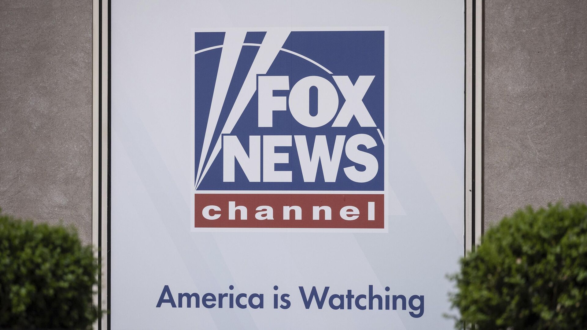 Логотип Fox News на здании штаб-квартиры канала в Нью-Йорке - РИА Новости, 1920, 15.03.2024