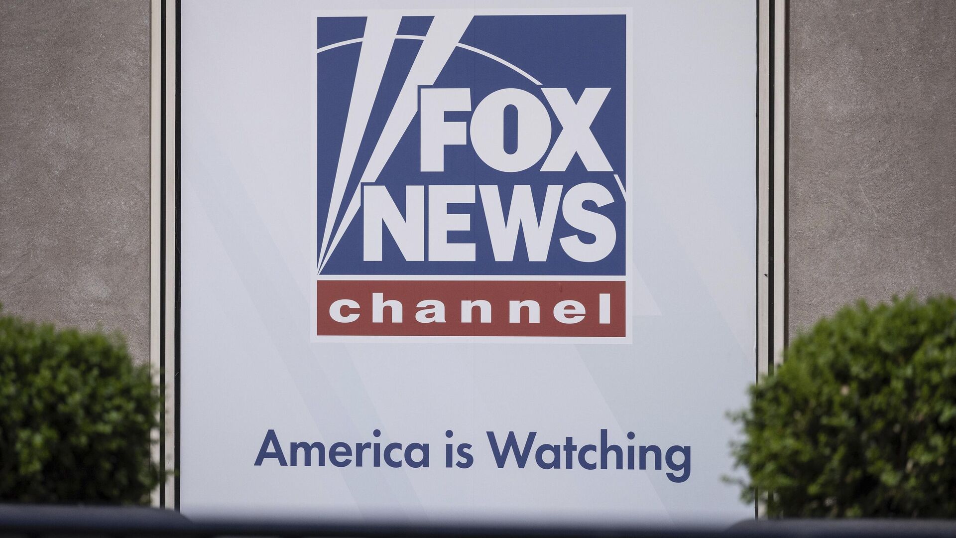 Логотип Fox News на здании штаб-квартиры канала в Нью-Йорке - РИА Новости, 1920, 15.03.2024