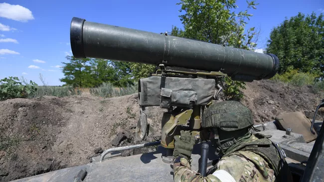 Военнослужащий управляет с боевой машины десанта противотанковой ракетой