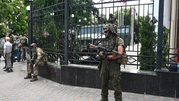 Бойцы ЧВК Вагнер возле здания штаба Южного военного округа в Ростове-на-Дону