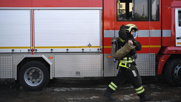 Сотрудник противопожарной службы МЧС РФ на месте пожара