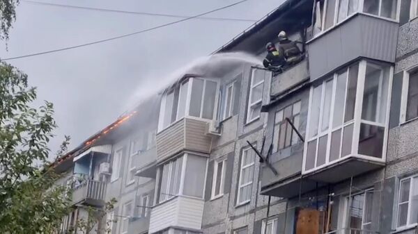 Тушение пожара на крышу жилого дома в Омске