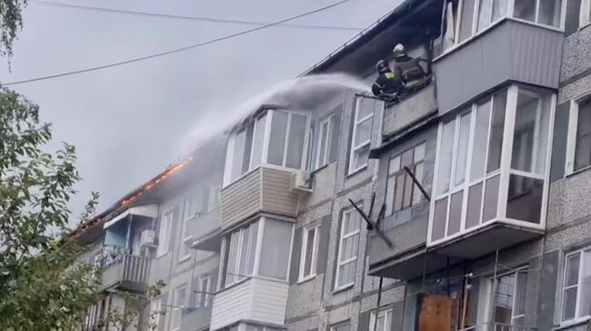 Тушение пожара на крышу жилого дома в Омске. 27 июня 2023