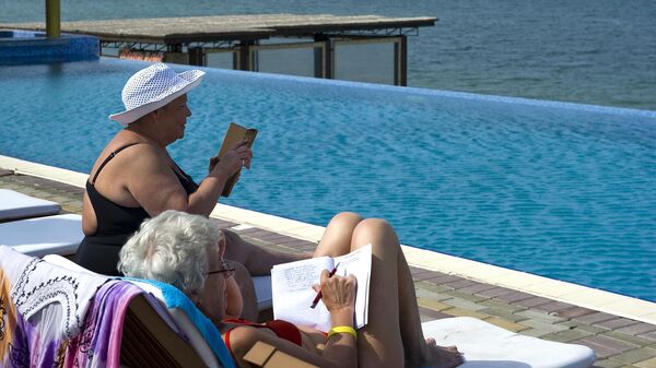 Женщины отдыхают у бассейна в Крыму