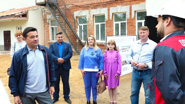 Губернатор Московской области около начальной школы в Верее