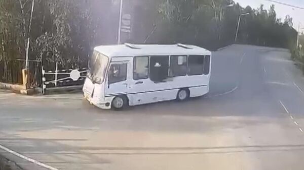 Пассажир автобуса в Якутске выпал из окна при повороте