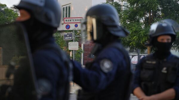 Полиция на фоне беспорядков в округе Нантер недалеко от Парижа