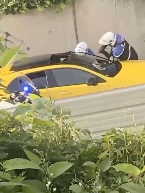 Кадр видео конфликта полицейских и 17-летнего водителя автомобиля в Нантере Кадр видео конфликта полицейских и 17-летнего водителя автомобиля в Нантере