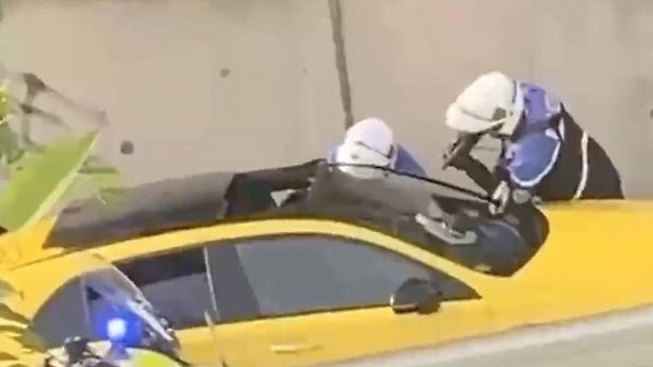 Кадр видео конфликта полицейских и 17-летнего водителя автомобиля в Нантере