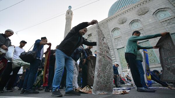 Верующие перед праздничным намазом по случаю праздника Курбан-байрам у Соборной мечети в Санкт-Петербурге