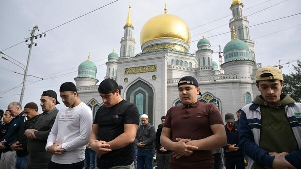 Верующие во время праздничного намаза у Московской соборной мечети по случаю праздника Курбан-байрам