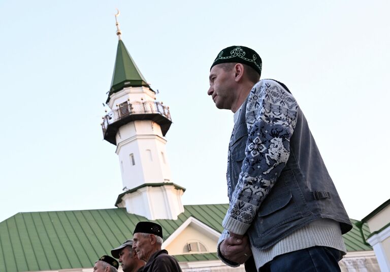 Верующие у мечети Аль-Марджани во время намаза в праздник Курбан-Байрам в Казани