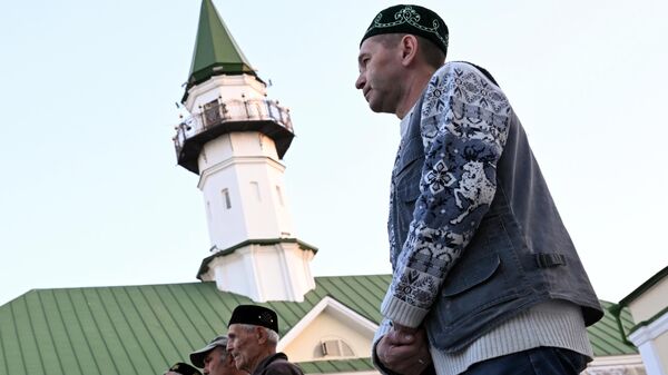 Верующие у мечети Аль-Марджани во время намаза в праздник Курбан-Байрам в Казани