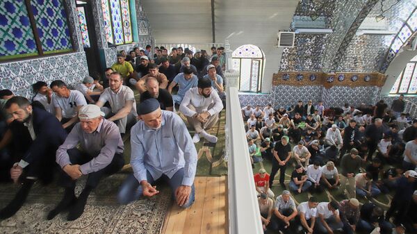 Верующие в соборной мечети Пятигорска во время намаза в праздник Курбан-Байрам