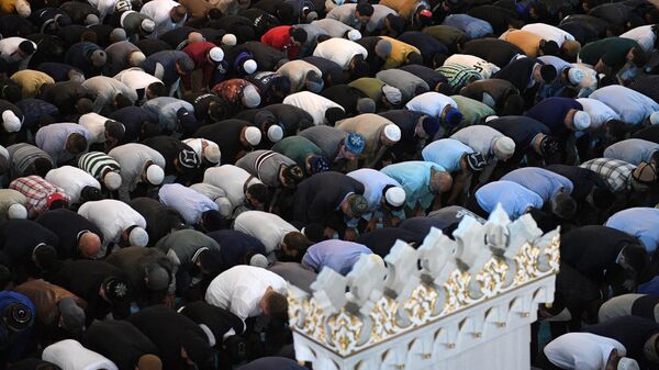 Верующие во время праздничного намаза по случаю праздника Курбан-байрам в Московской соборной мечети