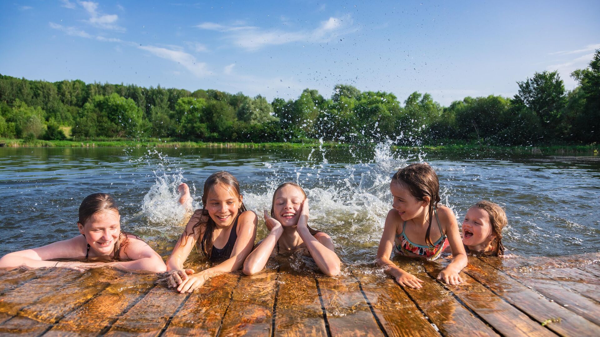 Дети купаются в озере - РИА Новости, 1920, 03.07.2023