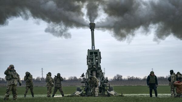 Украинские военнослужащие ведут огонь из гаубицы М777. Архивное фото