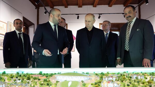 Президент России Владимир Путин во время осмотра крепости Нарын-Кала в ходе рабочей поездки в Дагестан
