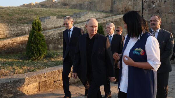 Президент РФ Владимир Путин во время осмотра крепости Нарын-Кала в ходе рабочей поездки в Дагестан