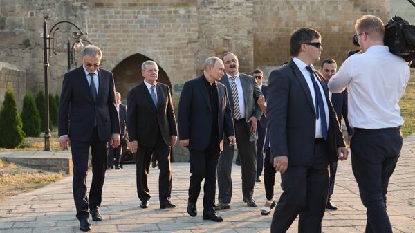 Президент Владимир Путин во время осмотра крепости Нарын-Кала в ходе рабочей поездки в Дагестан