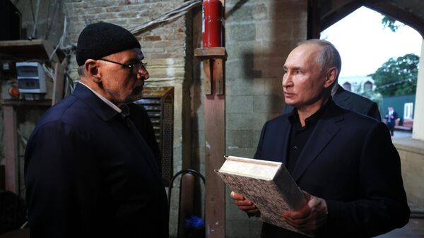 Президент РФ Владимир Путин во время посещения древнейшей в России мечети Джума-мечеть в ходе рабочей поездки в Дагестан