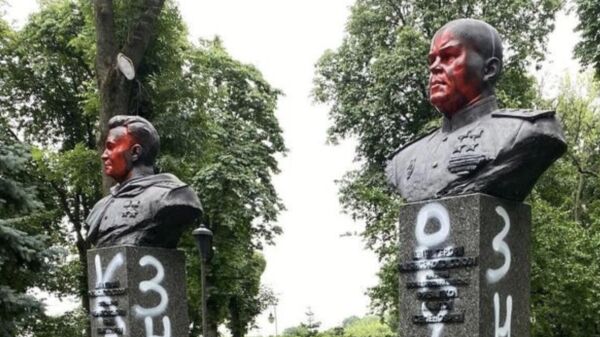 Бюсты советских партизан в парке Партизанской славы в Киеве, облитые краской