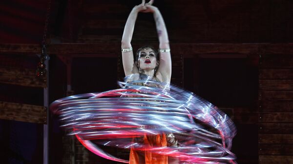 Артистка Московского цирка в тематическом парке аттракционов Сочи парк в Сочи
