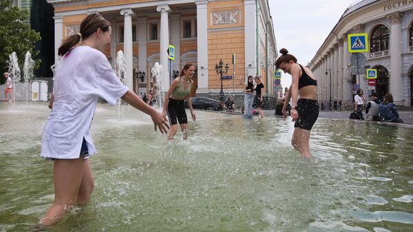 Девушки в фонтане в Москве