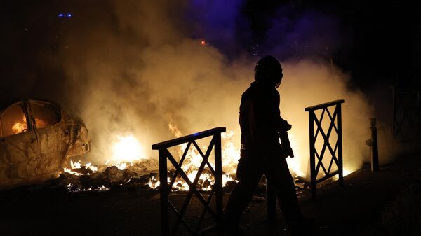 Пожарный во время протестов во Франции