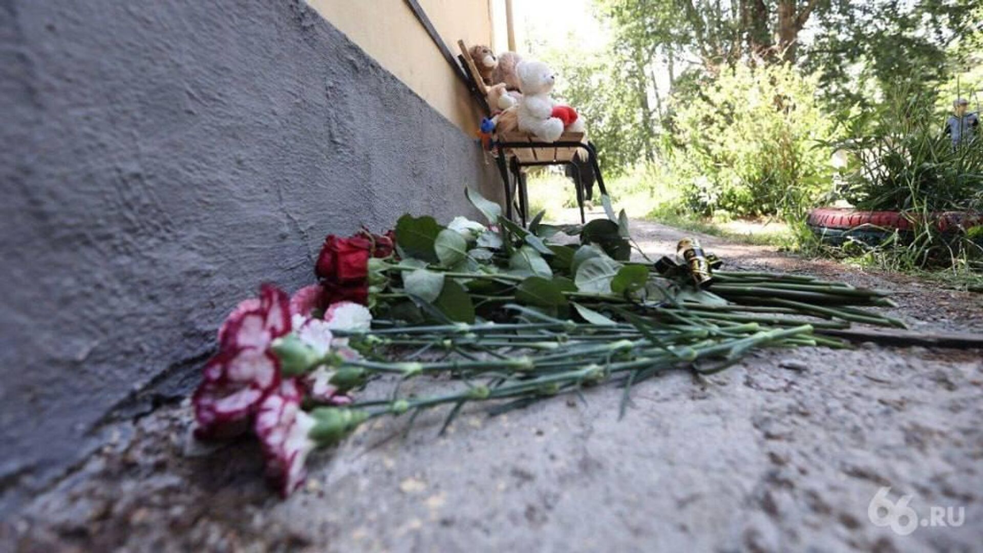 Цветы и мягкие игрушки у дома в Екатеринбурге, где жил шестилетний мальчик, тело которого нашли в четверг - РИА Новости, 1920, 05.07.2023