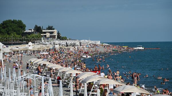 Люди отдыхают на пляже в Сочи