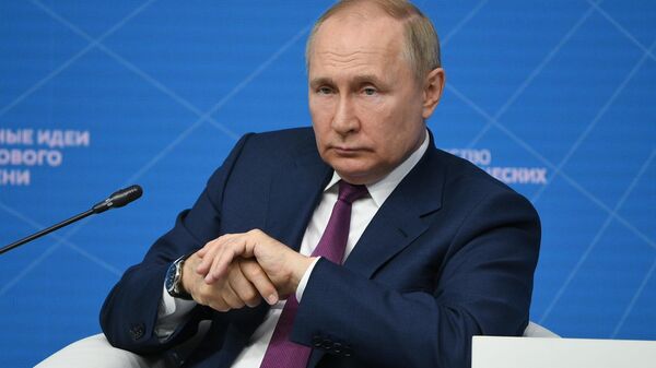 LIVE: Путин принимает участие в пленарном заседании форума Сильные идеи для нового времени