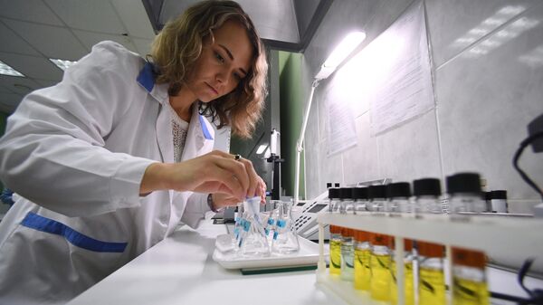 Сотрудница лаборатории исследует качество воды