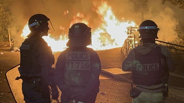 Спецподразделения полиции прибыли в Нантер, где продолжаются беспорядки