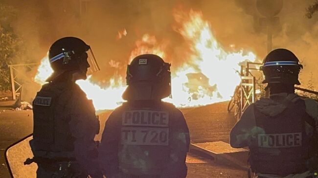 Сотрудники полиции во время беспорядков во французском Нантере