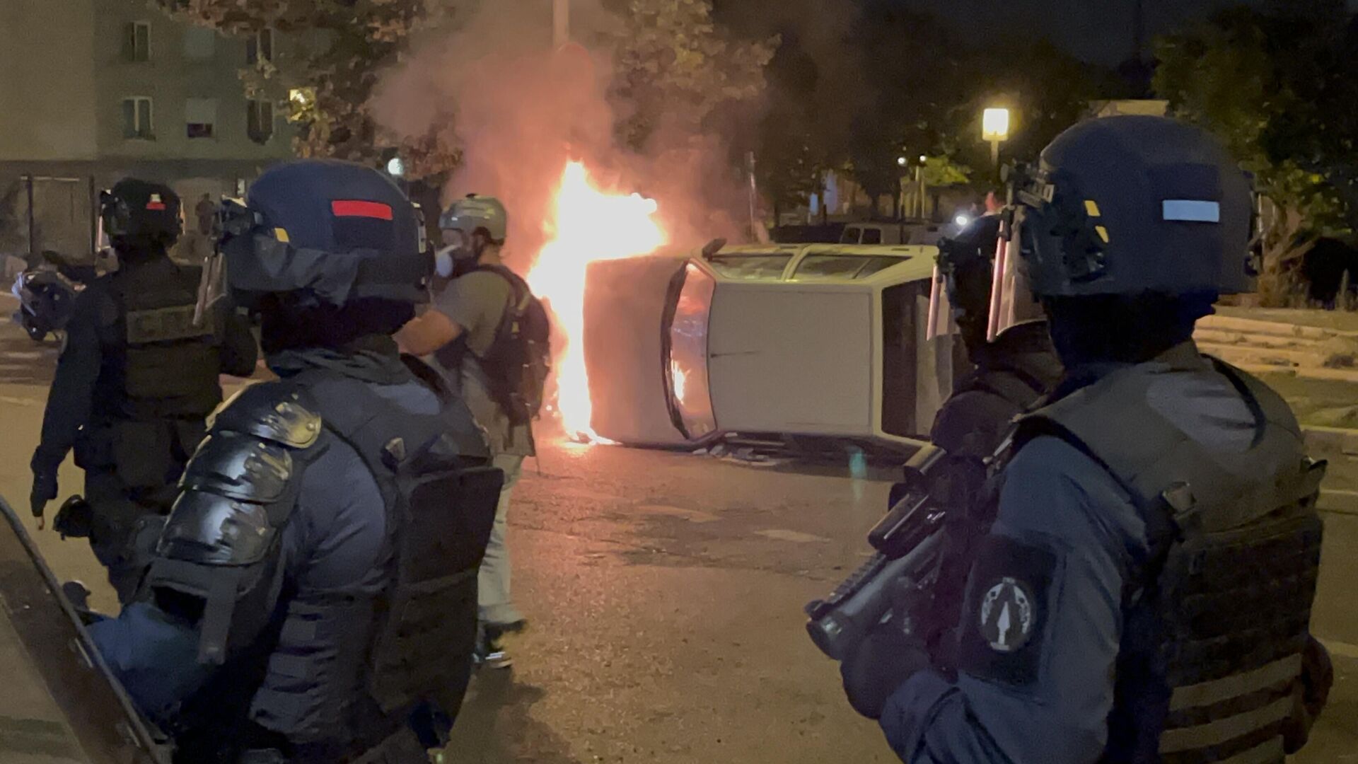 Сотрудники полиции во время беспорядков во французском Нантере - РИА Новости, 1920, 30.06.2023