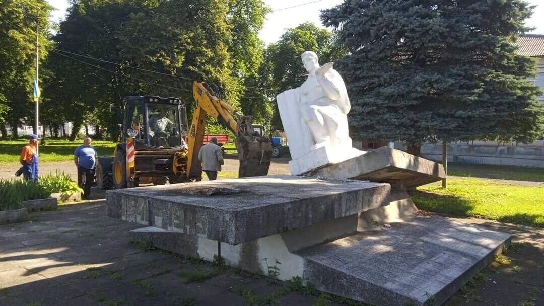 Демонтаж памятника советским солдатам в Стрыйском районе Львовской области - РИА Новости, 1920, 29.06.2023