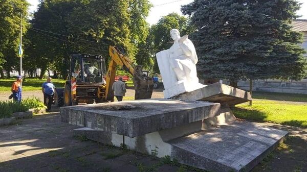 Демонтаж памятника советским солдатам во Львовской области