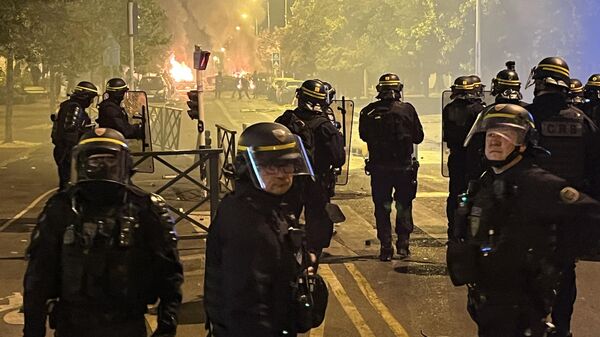 Сотрудники полиции во время беспорядков во Франции