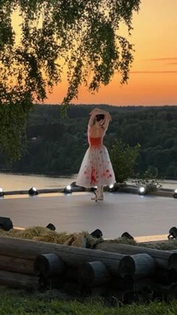 Балерина Светлана Захарова танцует в Плесе на фестивале Концерт над Волгой. Посвящение русской провинции, июнь 2023 г. Балерина Светлана Захарова танцует в Плесе на фестивале Концерт над Волгой. Посвящение русской провинции, июнь 2023 г.