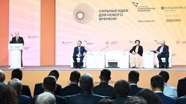 Президент РФ Владимир Путин выступает на пленарном заседании форума Сильные идеи для нового времени – 2023 в Москве