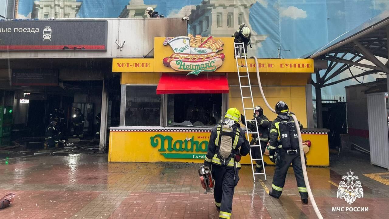 Пожарные на месте возгорания в кафе у Ленинградского вокзала в Москве. 29 июня 2023 - РИА Новости, 1920, 29.06.2023