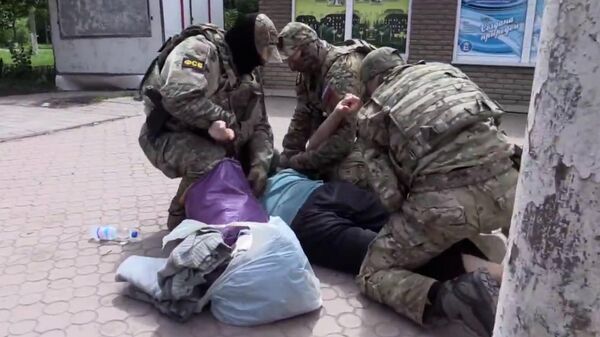 Кадры задержания в ЛНР пособника украинской разведки