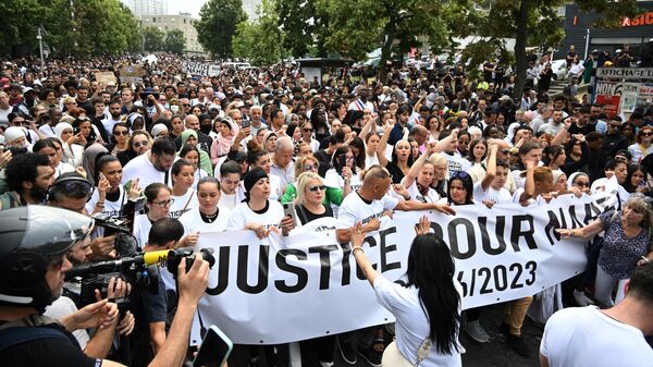 Участники марша в память об убитом полицейским подростке в Нантере, Франция