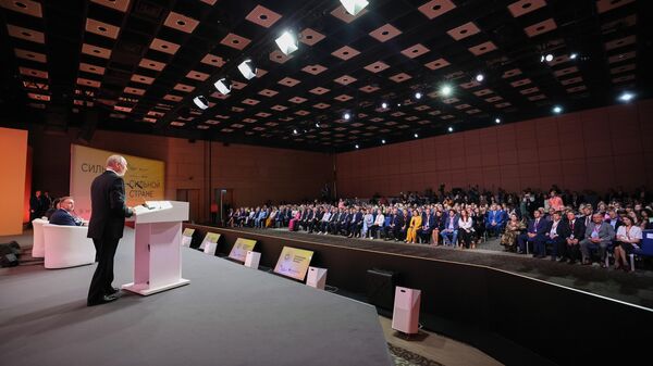 Владимир Путин выступает на пленарном заседании форума Сильные идеи для нового времени – 2023